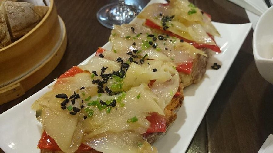 Tosta de bacalao e Pementos asados
