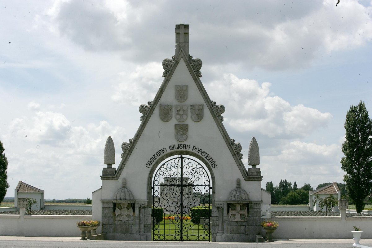 Le Touret Military Cemetery and Memorial (Richebourg) - Tripadvisor