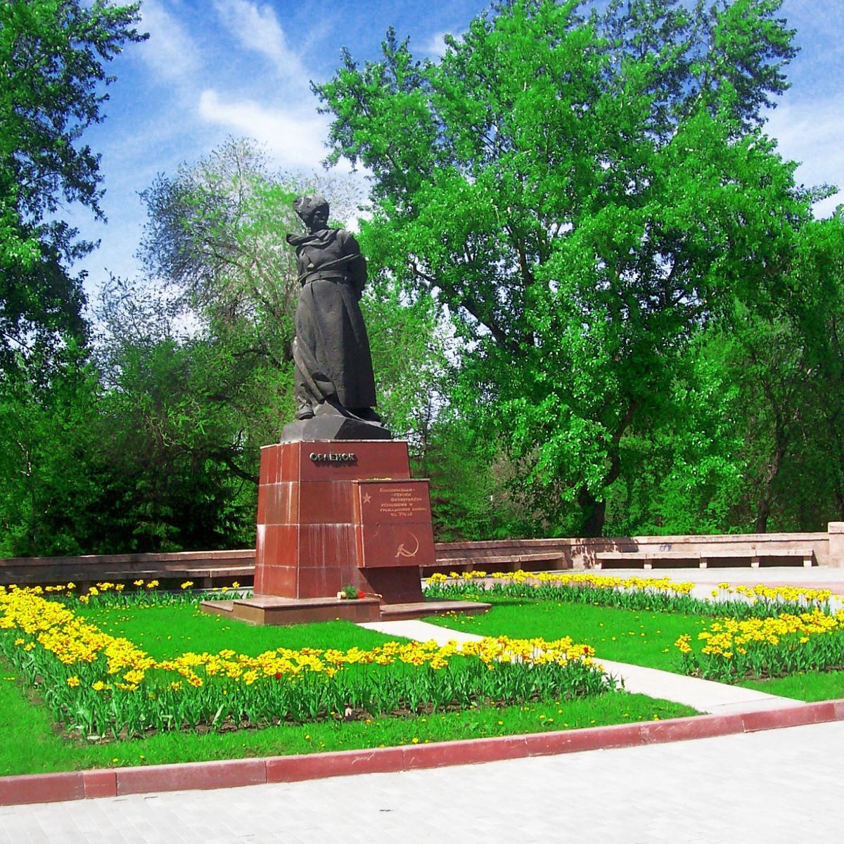 Памятники челябинска. Памятник Орленку в Челябинске. Памятник орлёнок алое поле в Челябинске. Памятник Орлёнку алое поле. Орленок скульптура в Челябинске.