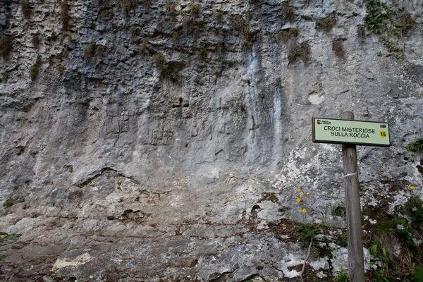 Croci misteriose sulla roccia