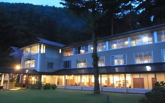 ホテル本館（※現在、銀杏の木はございません）