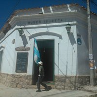 Entrada al museo y referencia a la escultura del Hombre viento que está allí pero no permiten fo