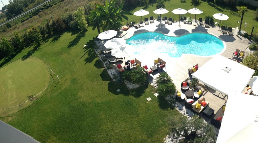 Piscina e giardino
