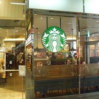 入口にはコーヒーチェーンがあります。