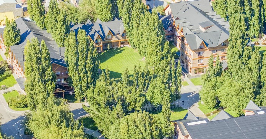 Vista aérea del Hotel. Parques y arboles que le dando el sentido a su nombre. 