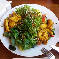 Salatvariation "Küchenchef" mit Balsamicodressing und Putenstreifen in Currysauce