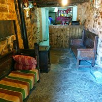 Entrada y cocina. Increíble la cantidad de comensales que atendían con una cocina tan pequeña.