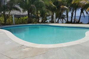 Basseng og strand