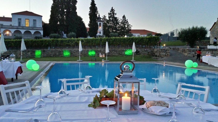Barbecue ao entardecer na piscina