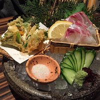 鯛づくしをいただきました。
まずはお造りと、うに巻き天ぷらから。