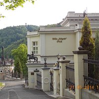 Вид на виллу с тропы Карро