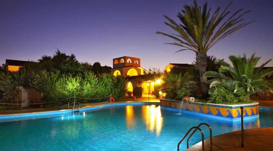 la piscina dell'Hotel Luci del Faro