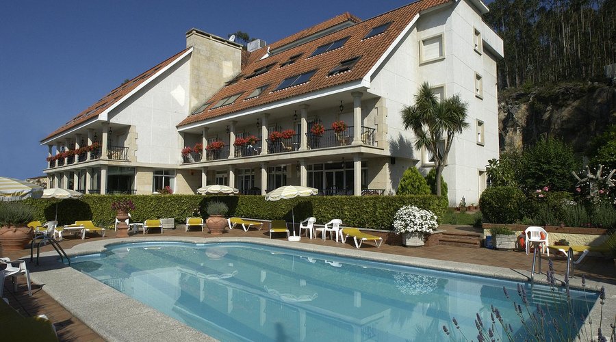 piscina y fachada