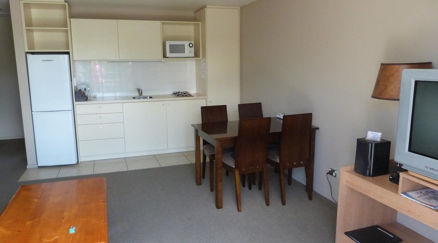 2 bedroom kitchen and lounge