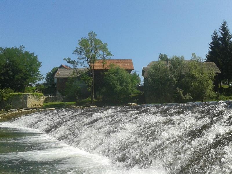 Купа. Река до́бра в Карловаце. Река Мре́жница в Карловаце. Река ку́па в Карловаце.