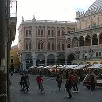 Padova, palazzo delle debite, in fondo a piazza delle Erbe