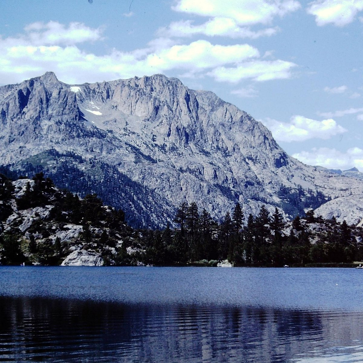 Lake refresh. Джун Лейк. Озеро в июне.