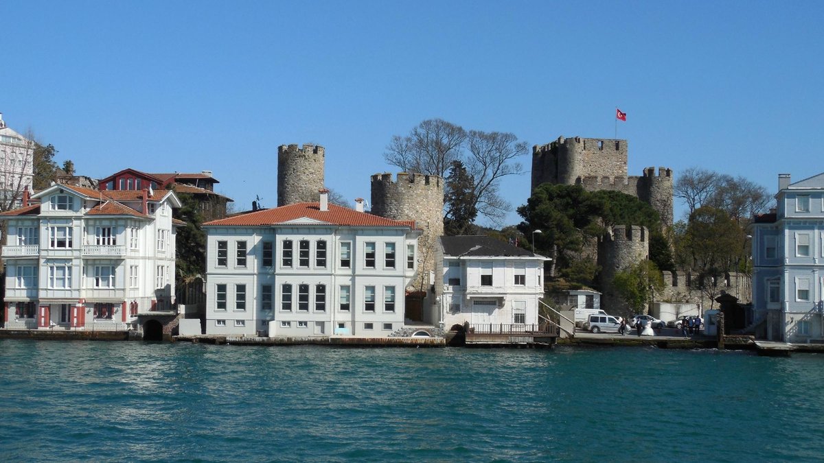 Anatolian Castle (Anadolu Hisari) In Istanbul.Historically Known As Guzelce  Hisar(meaning Proper Castle) Is A Fortress Located In Anatolian (Asian)  Side Of The Bosporus Stock Photo, Picture and Royalty Free Image. Image  91222192.