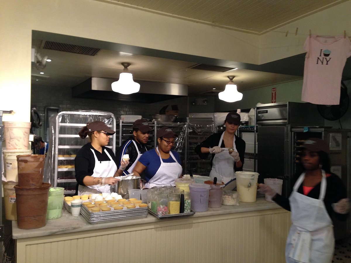 MAGNOLIA BAKERY - ROCKEFELLER CENTER, New York City - Midtown - Updated ...