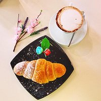Brioche vegana e cappuccino con latte di soia alla banana.