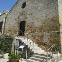 Facciata con la scalinata di accesso