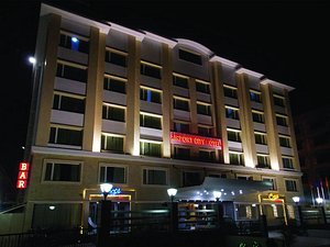 Airport City Hotel in Kolkata (Calcutta), image may contain: Hotel, City, Office Building, Urban