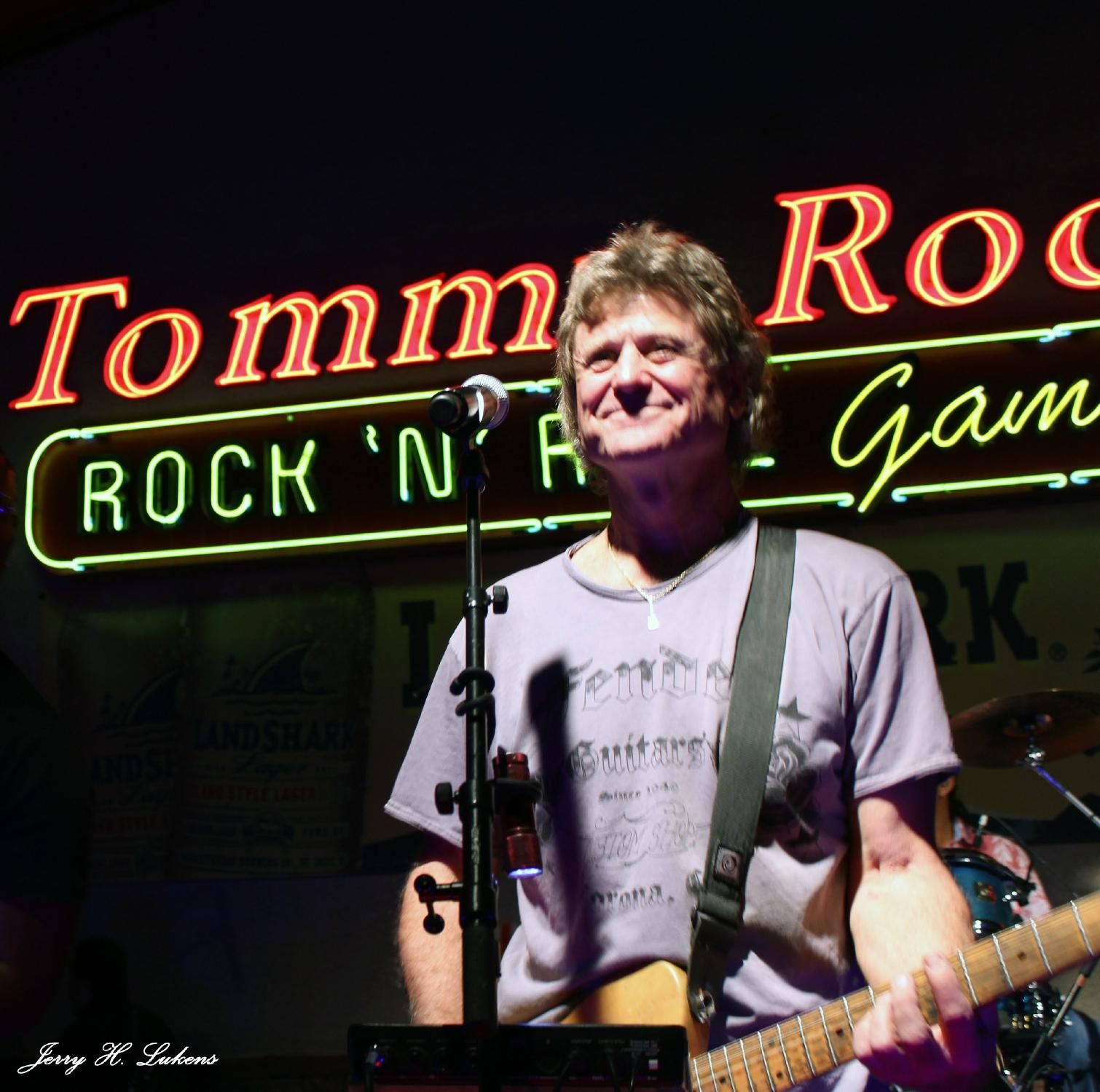 tommy rocker's mojave beach bar & grill