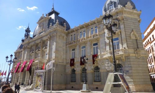 EL PALACIO CONSISTORIAL DESDE LA CALLE MAYOR