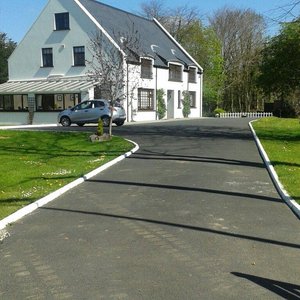 Widok obiektu od strony drogi i od strony rzeki