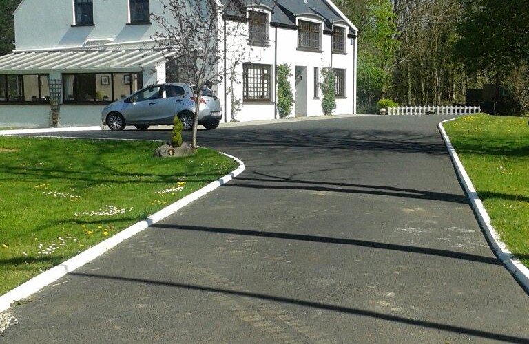 Widok obiektu od strony drogi i od strony rzeki