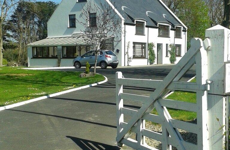 Widok obiektu od strony drogi i od strony rzeki