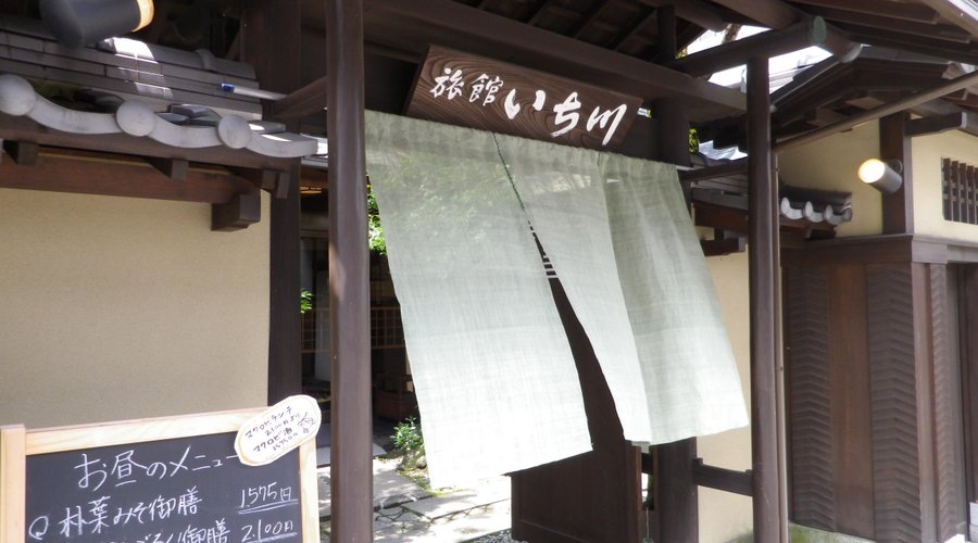 のれんがそよそよ　季節ごとにかわります