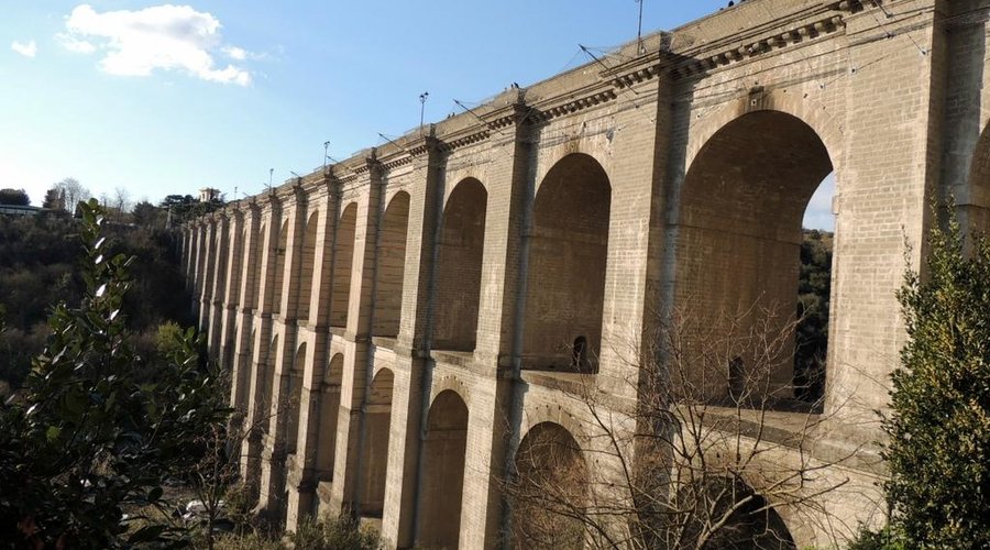vista del ponte da piazza di corte