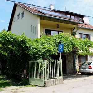Vendégház kerti parkoló