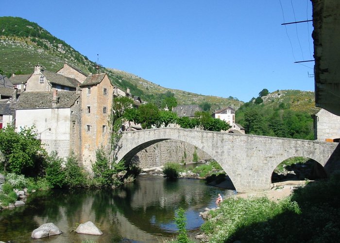Sur le quai du Pont de Montvert , vue du pont en granit