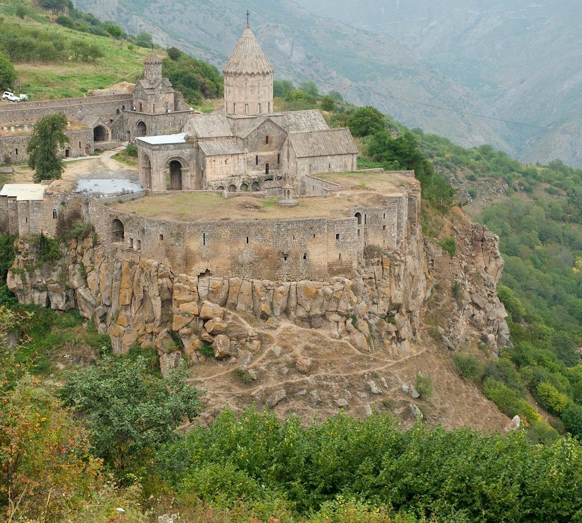 Traveling armenia. Татев Армения. Монастырь Татев. Сюник Татев. Татев монастырь дороги.