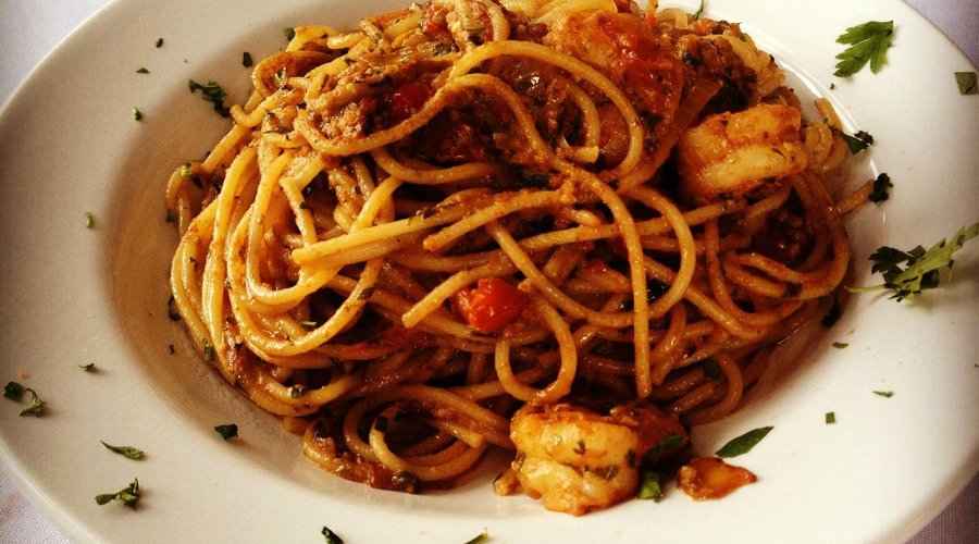 Spaguetti ao pesto vermelho com camarões. Delícia!