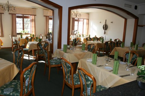 ROSENHOTEL SCHERER E.K. - Prices & Hotel Reviews (Schiffweiler, Germany)