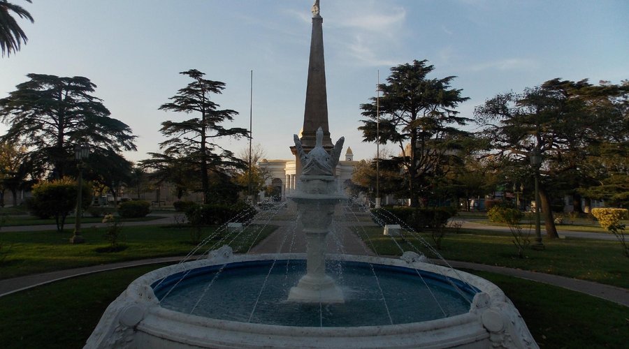La fuente con la Piramide detras