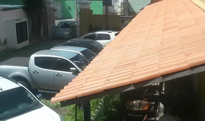 Vista do apto recuado com garagem e saída para rua Henrique Dias.