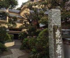 参道から見た表門です。