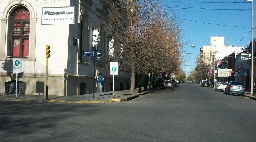 Frente al hotel