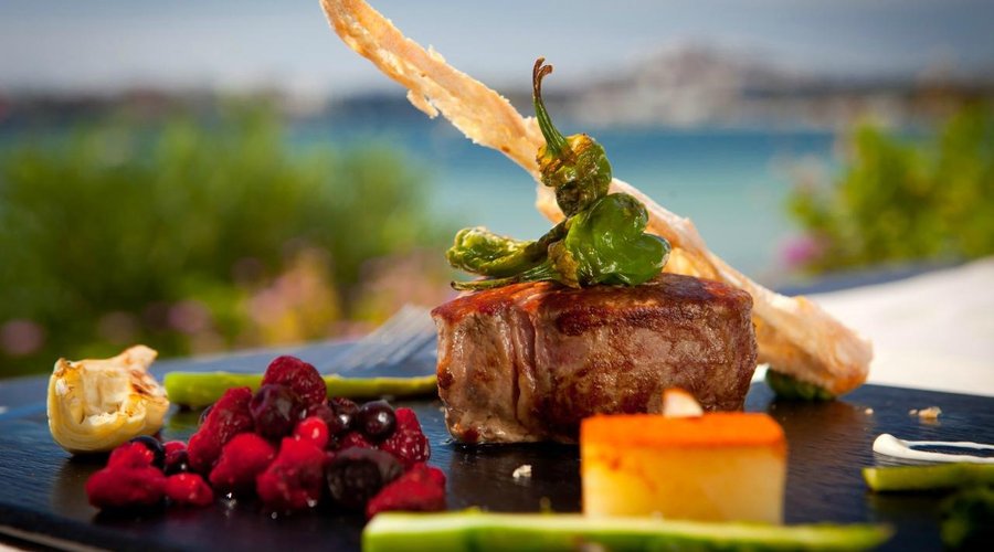 Our kitchen offers both modern and traditional dishes