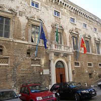 prospetto principale su piazza Stracca