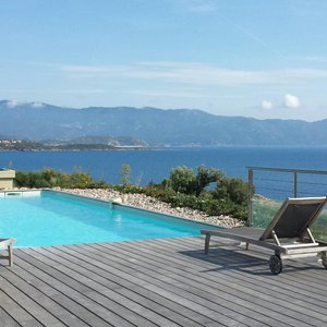 La piscine avec vue sur la baie