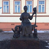 пряха у дома