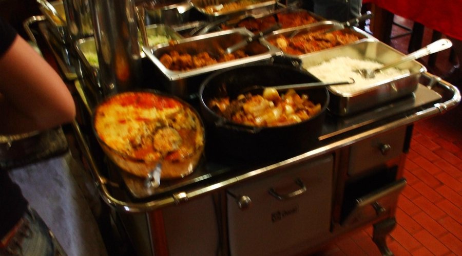 Buffet servido em cima de dois fogões a lenha