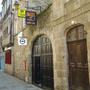Hotel de La Tour de L'Horloge in Dinan, image may contain: Lamp, Table Lamp, Furniture, Bed
