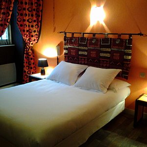 Hotel de La Tour de L'Horloge in Dinan, image may contain: Lamp, Table Lamp, Furniture, Bed