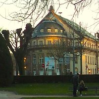 novios en Place de la République Estrasburgo Francia, atardecer